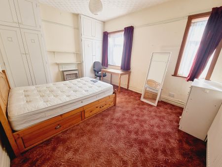 5 Bed Student Accommodation - Photo 3