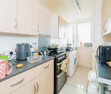 3 bedroom flat to rent - Photo 6