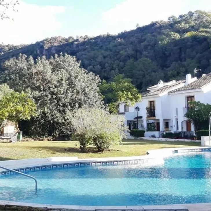 Alquiler de chalet adosado en Benahavís - Photo 1