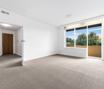 SPACIOUS RENOVATED THREE BEDROOM WITH PRIVATE ENTRY AND GARAGE - Photo 5