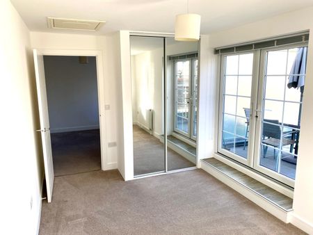 One-Bedroom Apartment - Photo 2