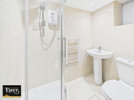 Promenade, Blackpool, FY1 - Photo 2