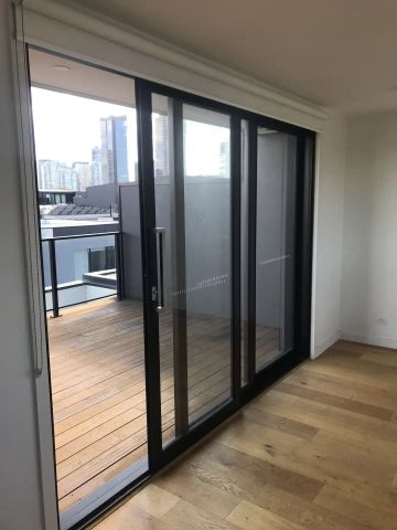 “Contemporary Luxury Townhouse with city views at Port Melbourne” - Photo 3