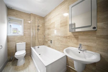 2 bedroom flat in Battersea - Photo 5