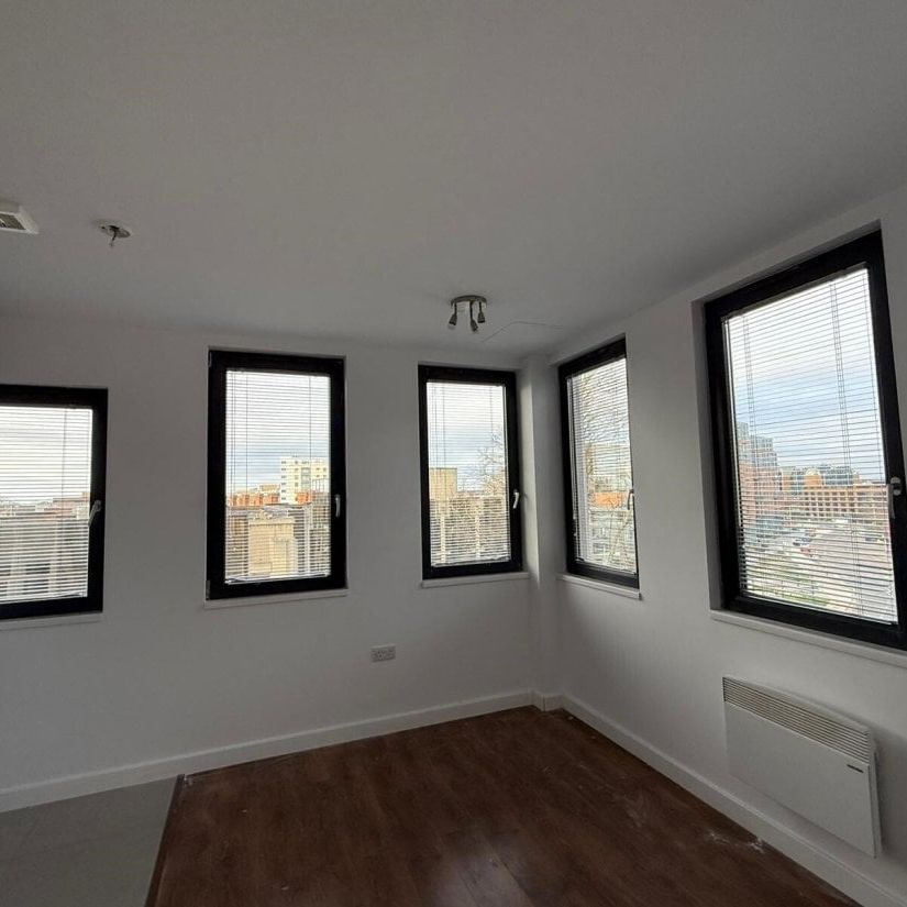 PETERBOROUGH - Photo 1