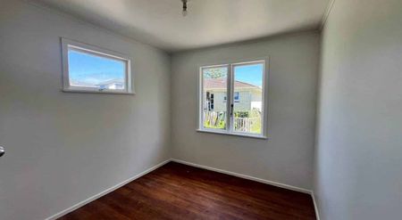 Newly Renovated 3 Bedroom - Photo 2