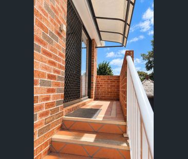 Private, Sun-Filled Two-Bedroom Apartment in South Coogee - Photo 5