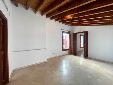 Apartamento de 3 dormitorios, balcón, sin muebles, soleado y con carácter, ascensor, zona Paseo del Borne, Palma. - Photo 3