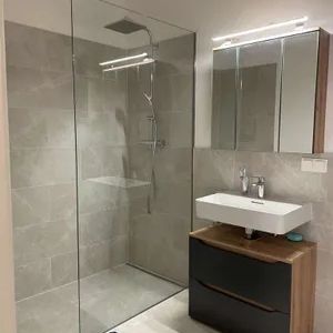 + NEU+ NÄHE BUSHALTESTELLE POLGARSTRASSE 44.5M2 2-ZIMMERWOHNUNG PLUS 10M2 BALKON INKL HOCHWERTIGER KÜCHE UND KELLERABTEIL - Photo 2