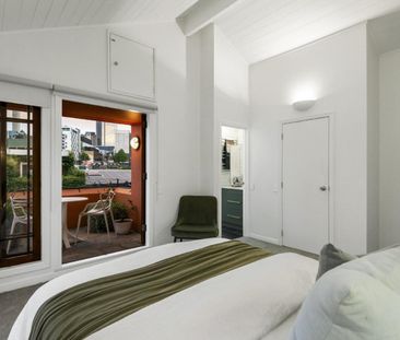 Two self contained units in one - Photo 3