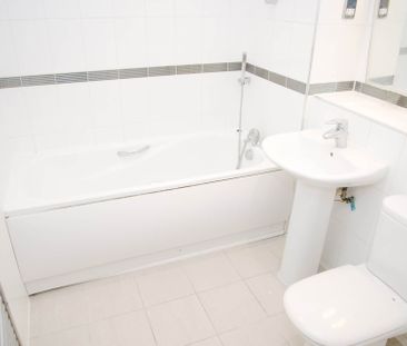 Price £1,700 pcm - Available 21/03/2026 - Unfurnished - Photo 2