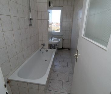 Schicke 2- Zimmerwohnung in ruhiger Lage inkl. Tageslichtbad mit Badewanne + Laminat & Fliesen - Photo 2