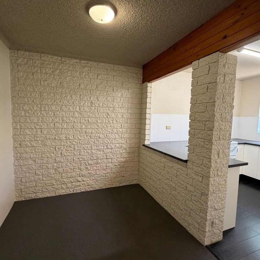 Spacious 2 Bedroom Unit with Garage – Prime Merewether Location - Photo 1