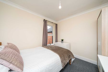 4 Bed Terraced House, Pitcroft Avenue, RG6 - Photo 3