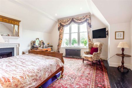 SHORT TERM - A charming four bedroom period family home offered on a short term basis fully furnished and all bills included - Photo 4