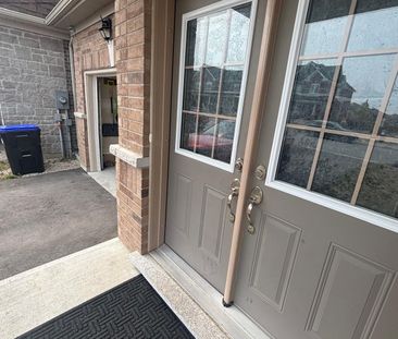 For Lease - 2300 Grainger Loop, Innisfil, Ontario - Photo 2