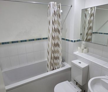 3 Bed Semi-Detached House, Drake Way, RG2 - Photo 6
