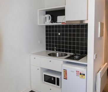 Stylish Studio Apartment- STUDENTS ONLY - Photo 1