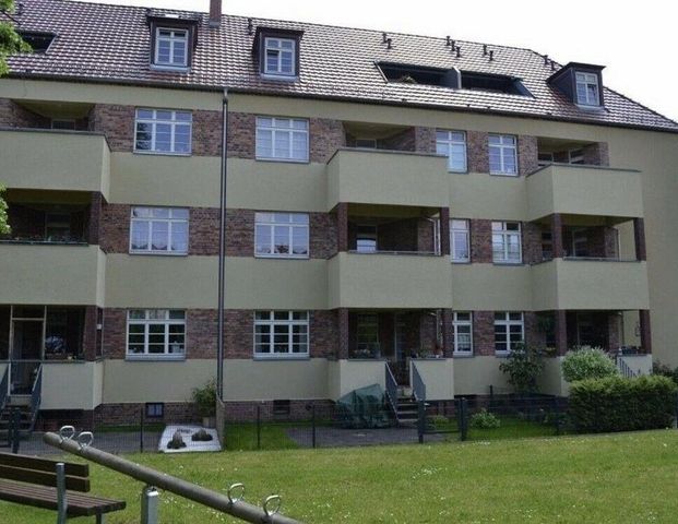 Sanierte 2-Raum-Wohnung mit Balkon, Terrasse und Einbauküche - Foto 1