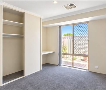 Spacious 4-Bedroom Family Home Opposite Beautiful Parkland! - Photo 5