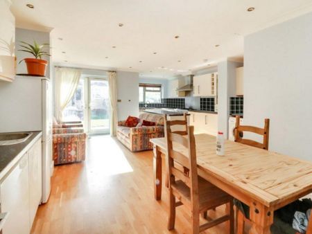 1 bedroom in a house share to rent - Photo 2