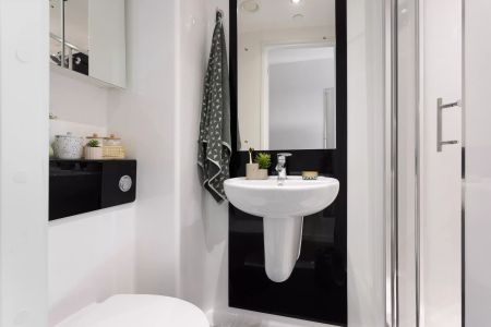Small High Double Ensuite - Photo 5