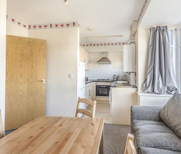 3 bedroom flat to rent - Photo 6