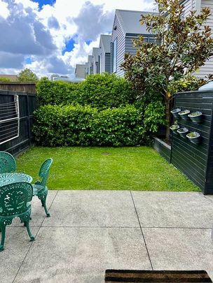 SPACIOUS END TERRACE TOWNHOUSE - landscaped - Photo 1