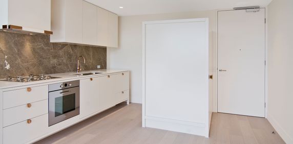 Immaculate, Sunlit One Bedroom Apartment - Photo 2