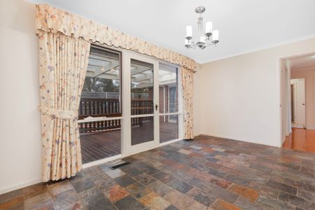 7 Gainsborough Avenue, Wheelers Hill - Photo 2
