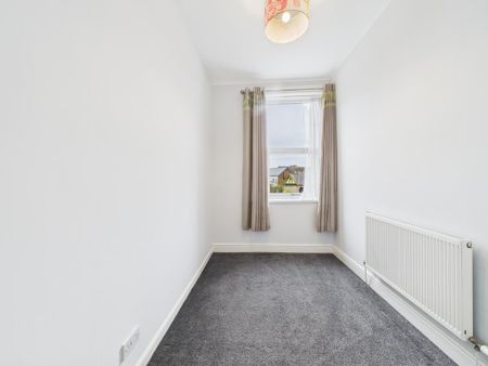3 bedroom flat to rent - Photo 4
