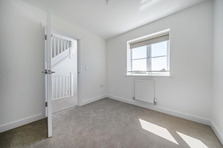 3 bedroom semi-detached house to rent - Photo 2
