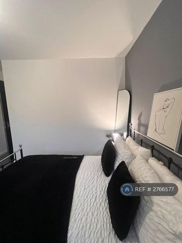 1 bedroom in a house share to rent - Photo 2