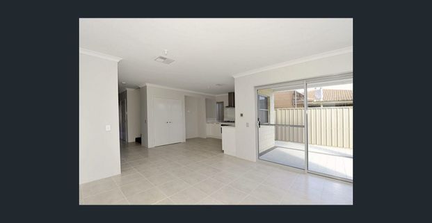 Stylish Townhouse Living Close to the Mandurah Foreshore! $610 per week I Available 2 November 2026 - Photo 1