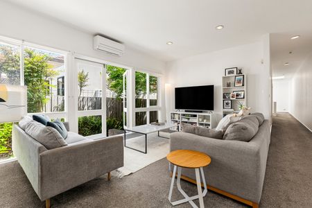 SPACIOUS, LIGHT-FILLED BAYSIDE LIVING. - Photo 4