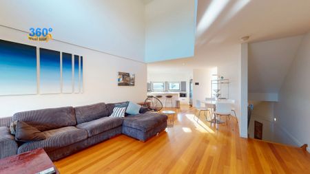 Fully Furnished Townhouse with Views Over Edinburgh Gardens! - Photo 2