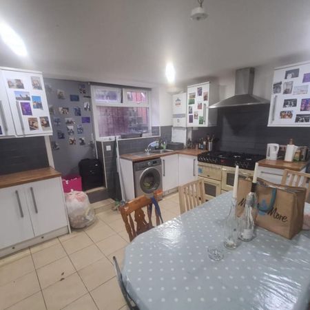 6 Bed - 48 Brudenell Mount, Hyde Park, Leeds - LS6 1HS - Student - Photo 3