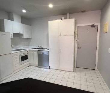 LOCATION LOCATION LOCATION: neat and tidy 2x bedroom apartment - Photo 3