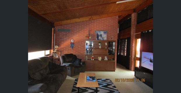 4 bedrooms - This Lovely older style home on large easy to maintain block, with lovely views - Photo 1