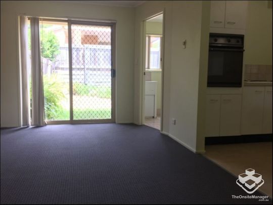 THREE BEDROOMS TOWNHOUSE WITH NEW AIR CONDITION - Photo 1