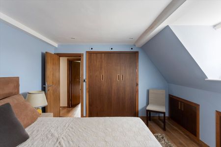 A beautifully crafted apartment with access to private gardens, situated on one of South Kensington’s most prestigious garden squares. - Photo 5