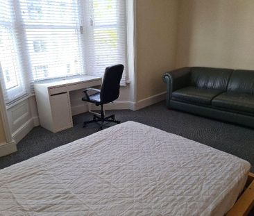 3 bedroom flat to rent - Photo 1