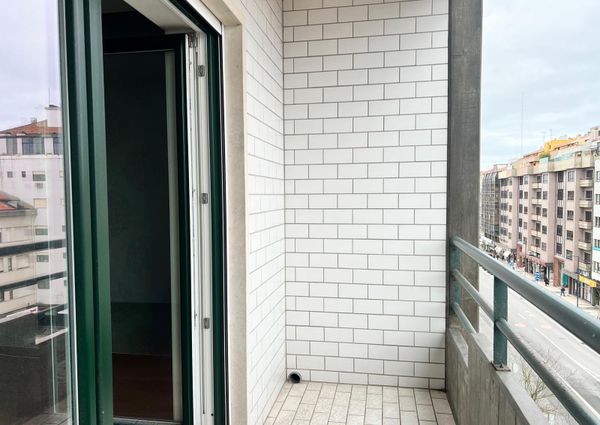 Apartamento T2 situado na Avenida Dr. Lourenço Peixinho em Aveiro.