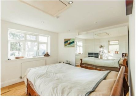 Price £2,200 pcm - Available Now - Unfurnished - Photo 2