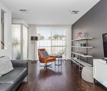 Stylish, Fully Equipped Townhouse in Prime CBD location. - Photo 1