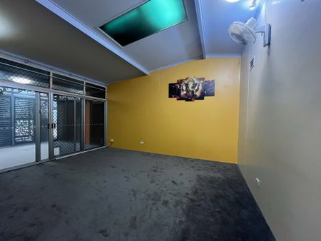 3 BEDROOM, 1 BATHROOM HOUSE IN BRAITLING WITH OUTDOOR SPA - Photo 2