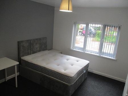 4 bedroom semi-detached house to rent - Photo 2