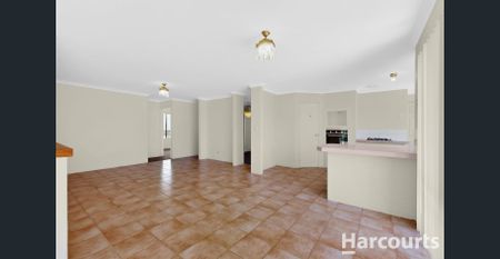 Spacious Family Living in the Heart of Currambine! - Photo 3