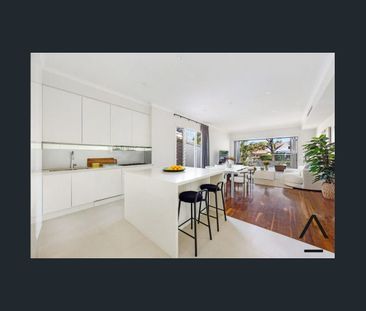 Stunning 4-Bedroom Family Home with Pool – Walk to Coogee Beach - Photo 1