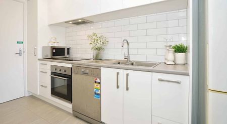 Sunny 2-bedroom downstairs apartment for rent!! - Photo 3